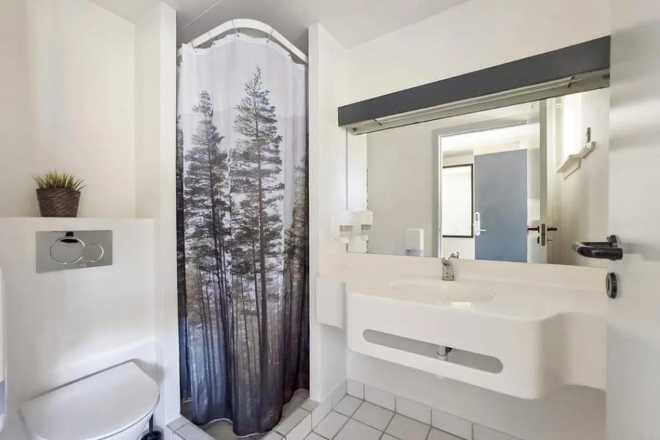 Shower, Toilet, Property building, Bathroom