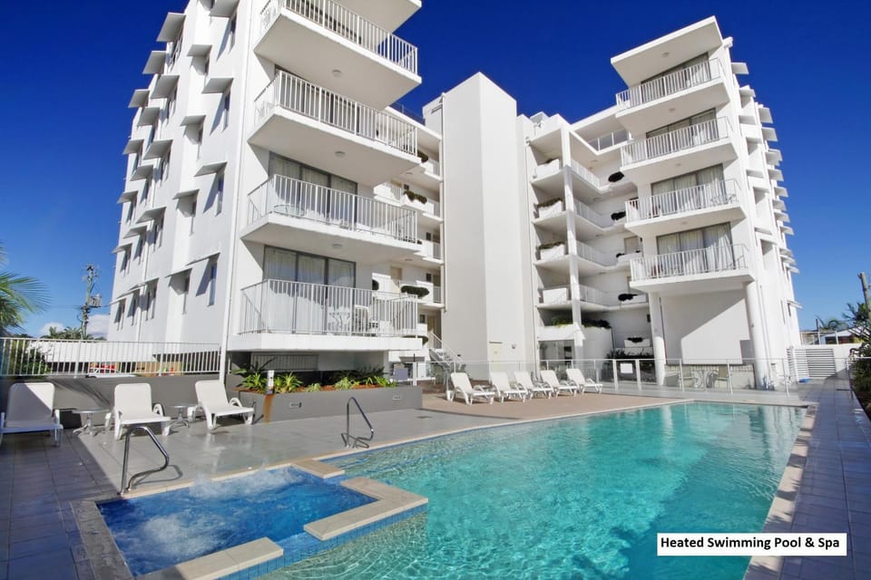 Property building, Hot Tub, Spa and wellness centre/facilities, Swimming pool, Swimming pool