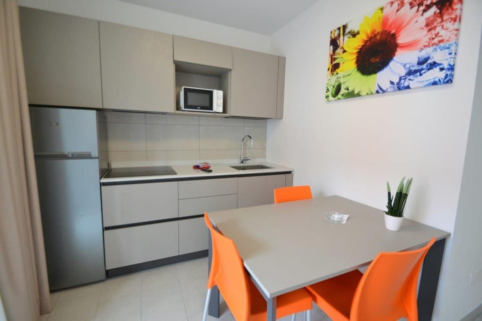 Kitchen or kitchenette, Dining area, microwave, stove, kitchen