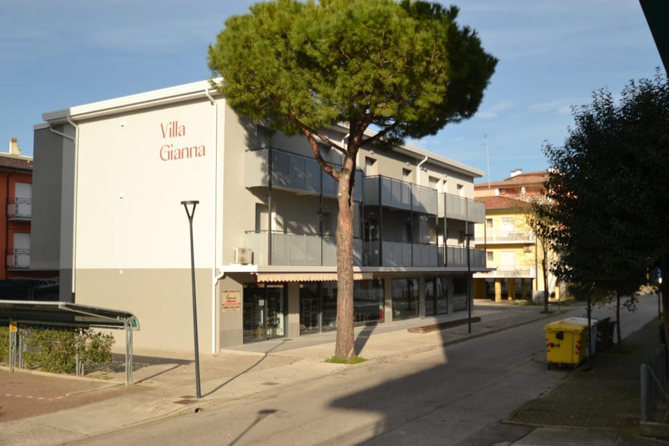 Property building, Facade/entrance, Neighbourhood, Parking