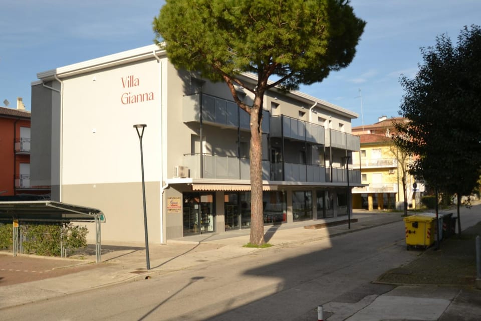 Property building, Facade/entrance, Neighbourhood, Parking