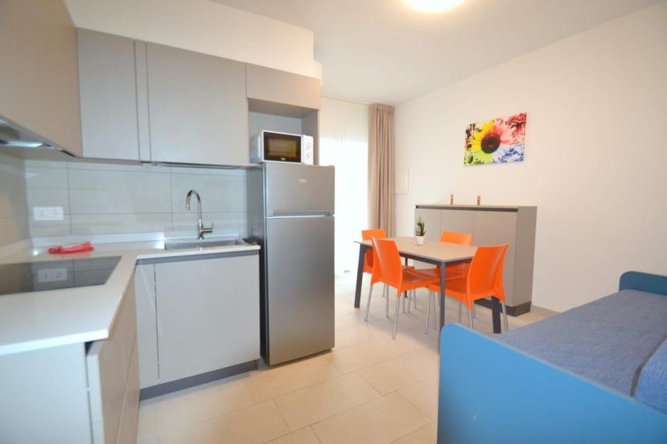 Kitchen or kitchenette, Dining area, microwave, stove, kitchen