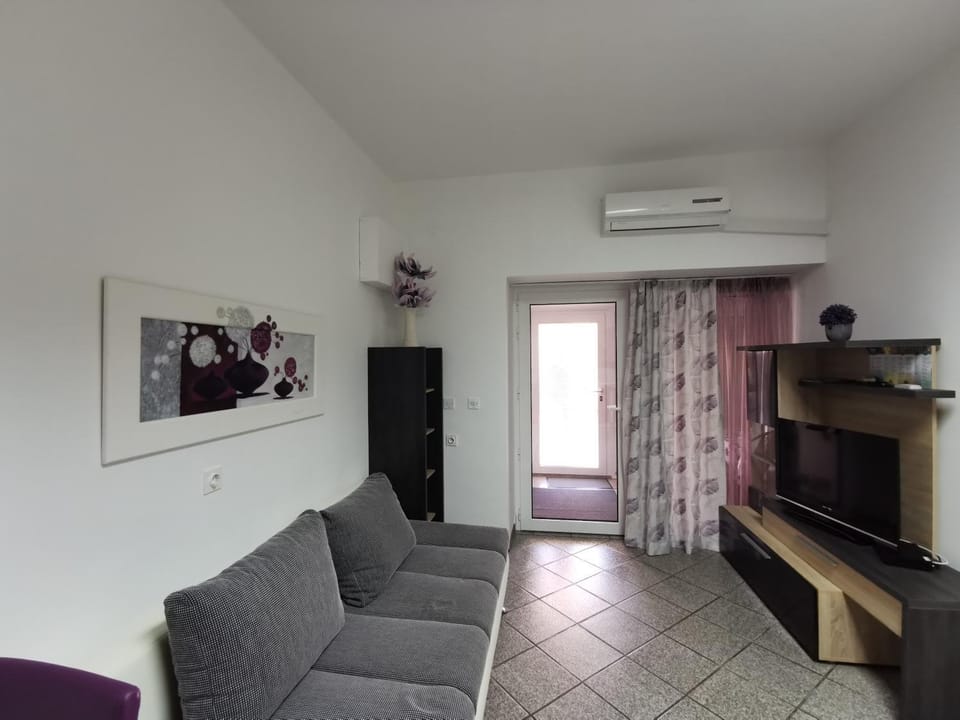 Communal lounge/ TV room, TV and multimedia, Living room