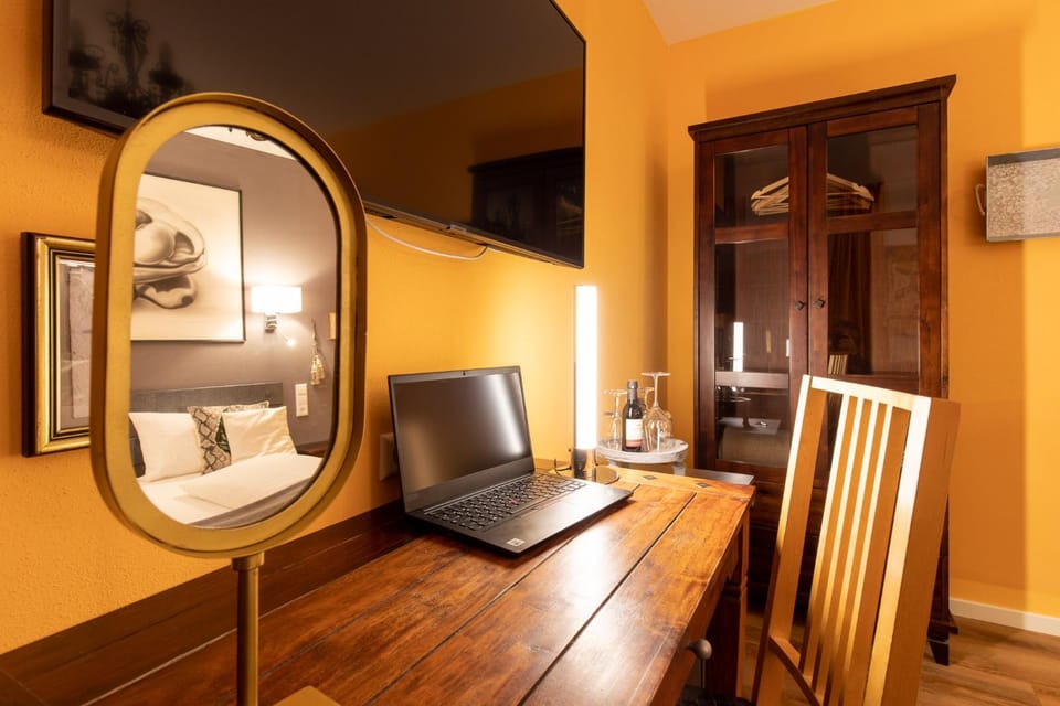 Photo of the whole room, Seating area