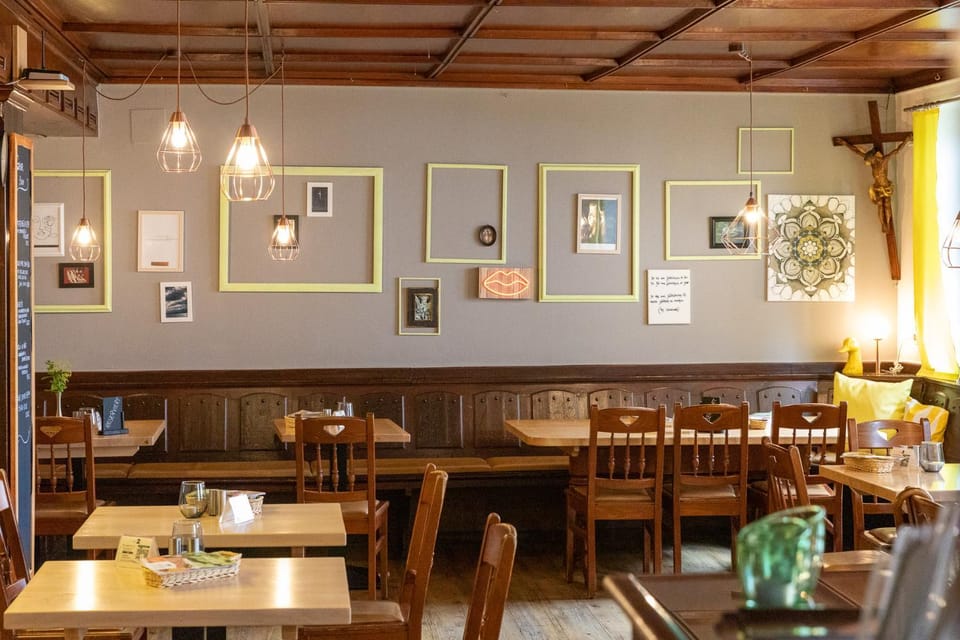 Restaurant/places to eat, Restaurant/places to eat, Seating area, Food