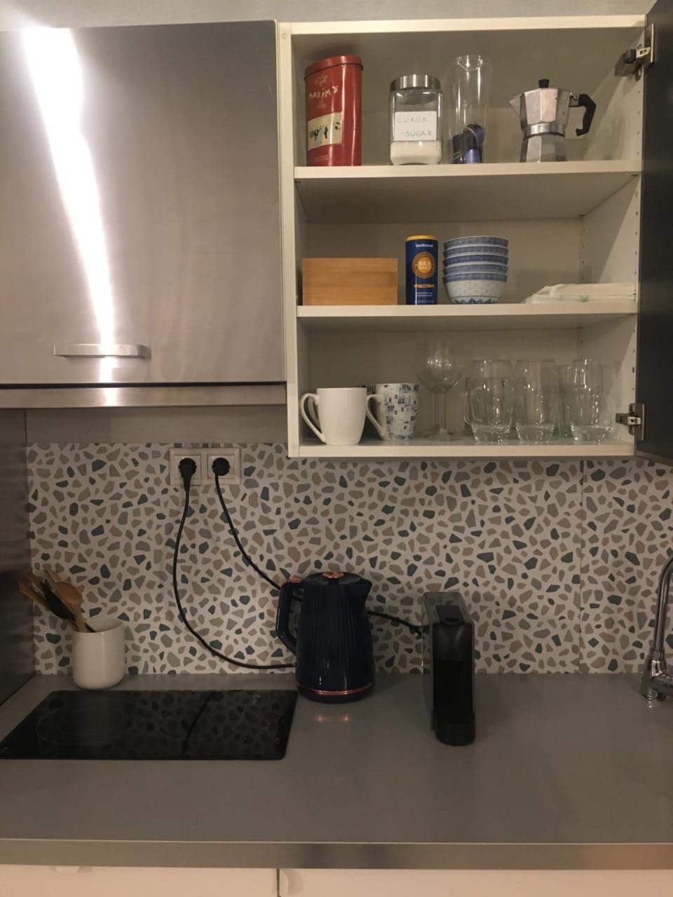 Coffee/tea facilities, Kitchen or kitchenette, stove