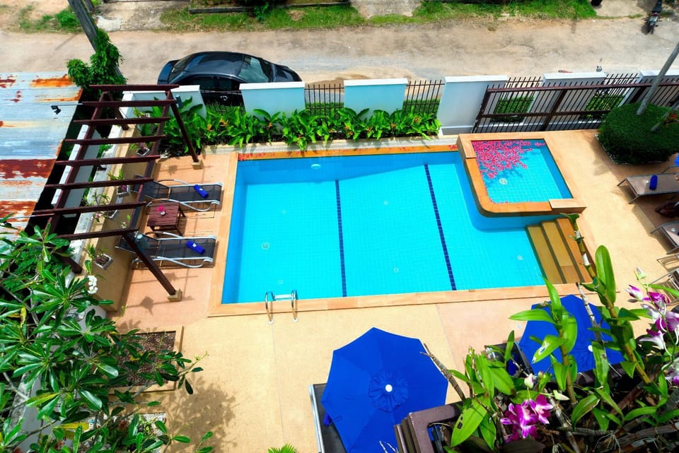Day, Pool view