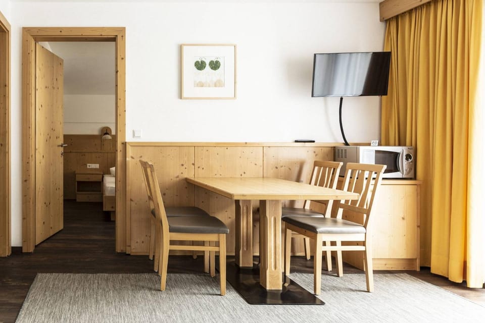 Communal lounge/ TV room, TV and multimedia, Dining area