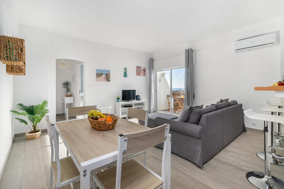 APARTAMENTO COR DO MAR - Sunny, Clean and spacious apartment with sea view, in Alvor - very close walking distance to the beach and Alvor Village Apartment in Alvor