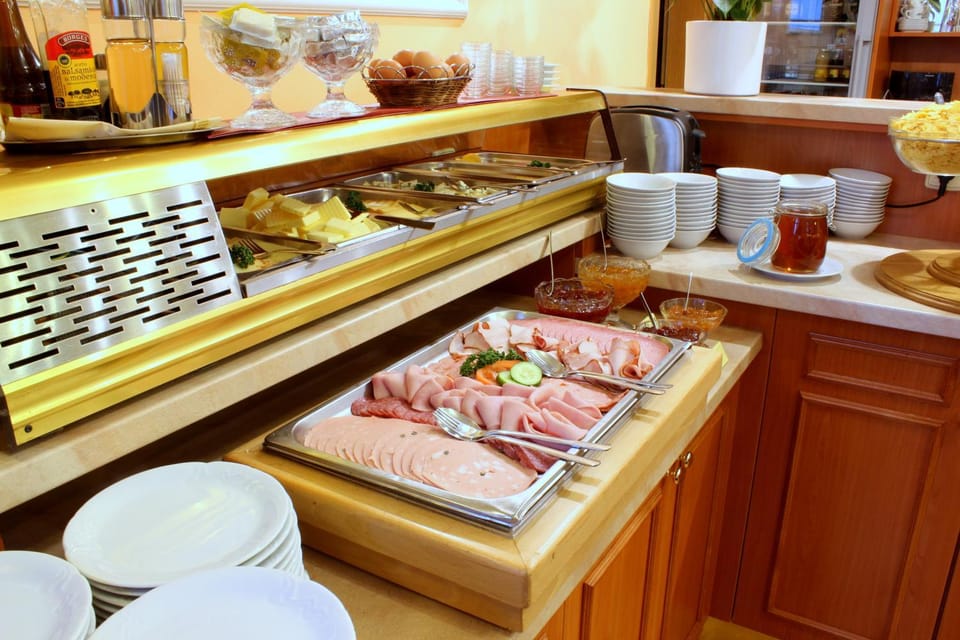 Restaurant/places to eat, Continental breakfast, Buffet breakfast