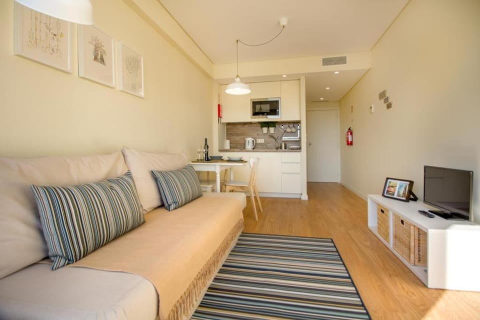 Toilet, TV and multimedia, Kitchen or kitchenette, Living room, Seating area, Dining area, Area and facilities