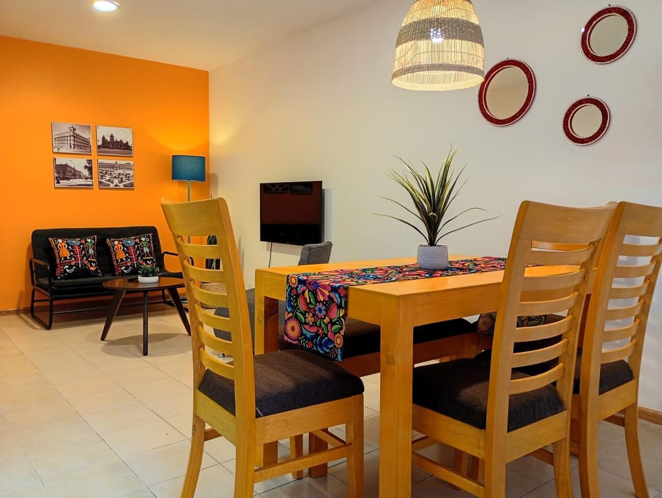 TV and multimedia, Living room, Seating area, Dining area