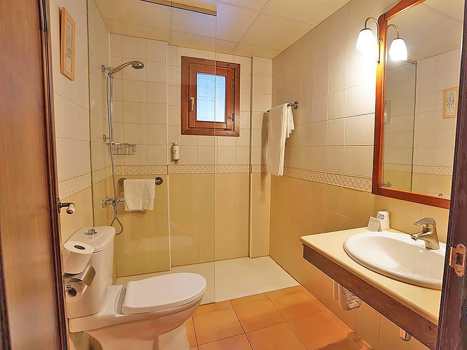 Restaurant/places to eat, Spring, Activities, Winter, Summer, Garden, Sauna, Skiing, Bathroom, Balcony/Terrace, Spa and wellness centre/facilities, Hiking, Cycling, Autumn, Mountain view, Swimming pool, Sports, Breakfast, children, children, children, young children, young children, young children, older children, older children, older children, group of guests, group of guests, group of guests, Family, Family, Family, Bath, Parking, hair dryier, heating, heating, internet, internet, safe, elevator