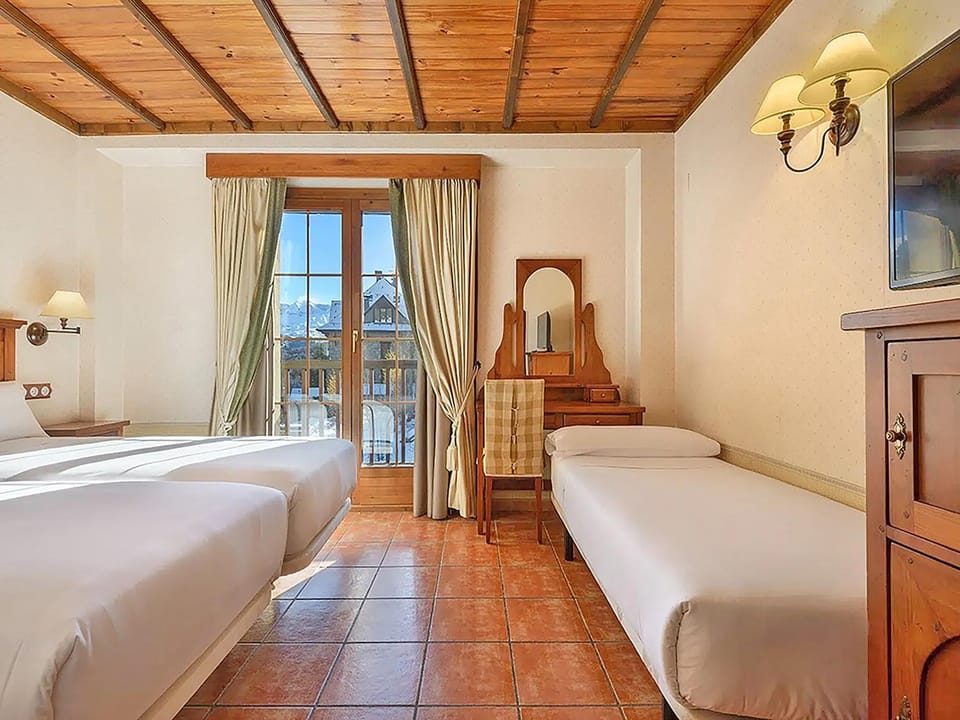 Restaurant/places to eat, Bed, Activities, Winter, Sauna, Skiing, Balcony/Terrace, Spa and wellness centre/facilities, Photo of the whole room, Hiking, Cycling, Bedroom, Mountain view, Mountain view, Swimming pool, Sports, Entertainment, Breakfast, children, children, children, young children, young children, young children, older children, older children, older children, group of guests, group of guests, group of guests, Family, Family, Family, Parking, hair dryier, heating, heating, internet, internet, safe, elevator