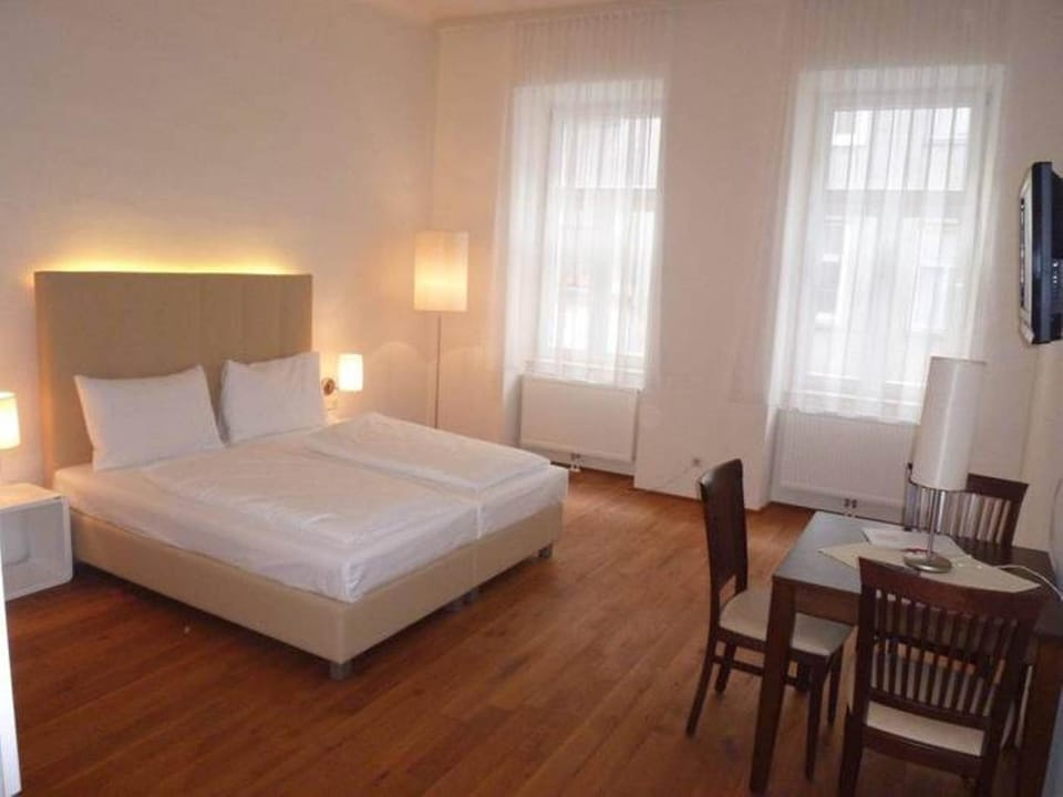 Bed, Seating area