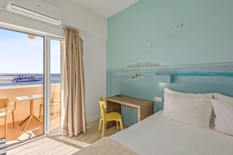 Photo of the whole room, Sea view