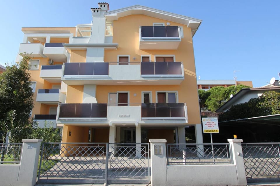 Property building, Facade/entrance, Parking