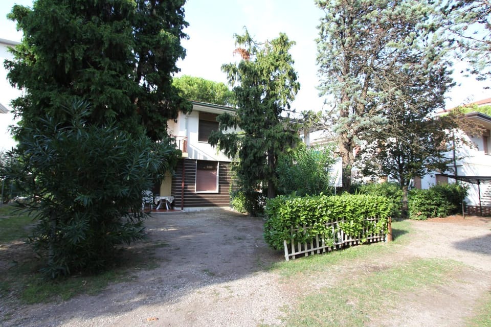 Property building, Facade/entrance, Neighbourhood, Parking