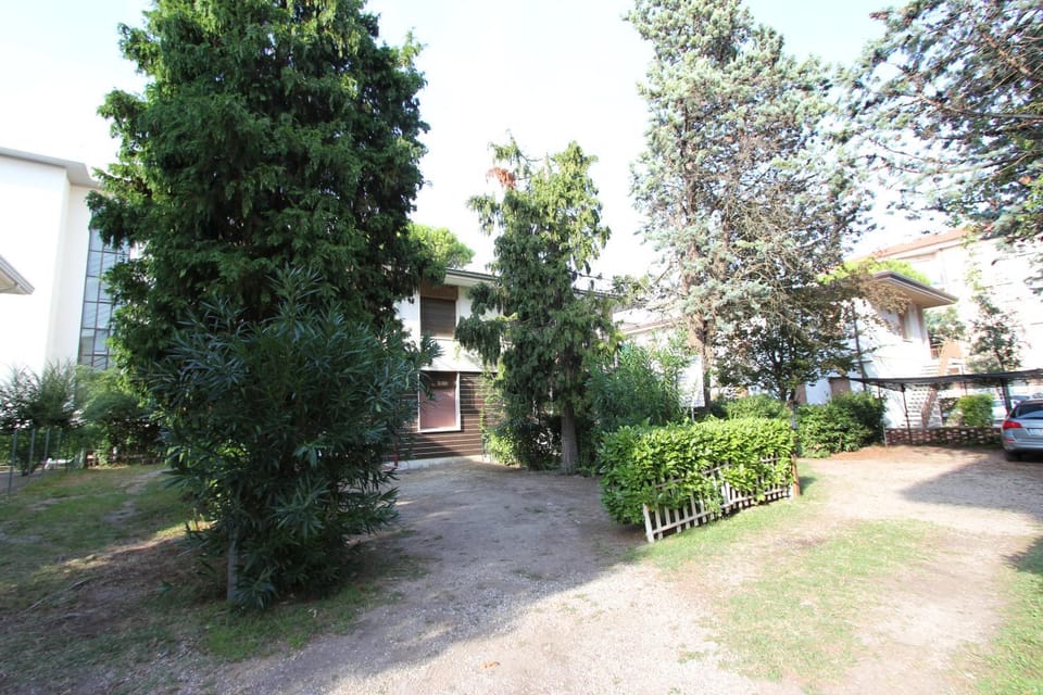 Property building, Facade/entrance, Neighbourhood, Parking