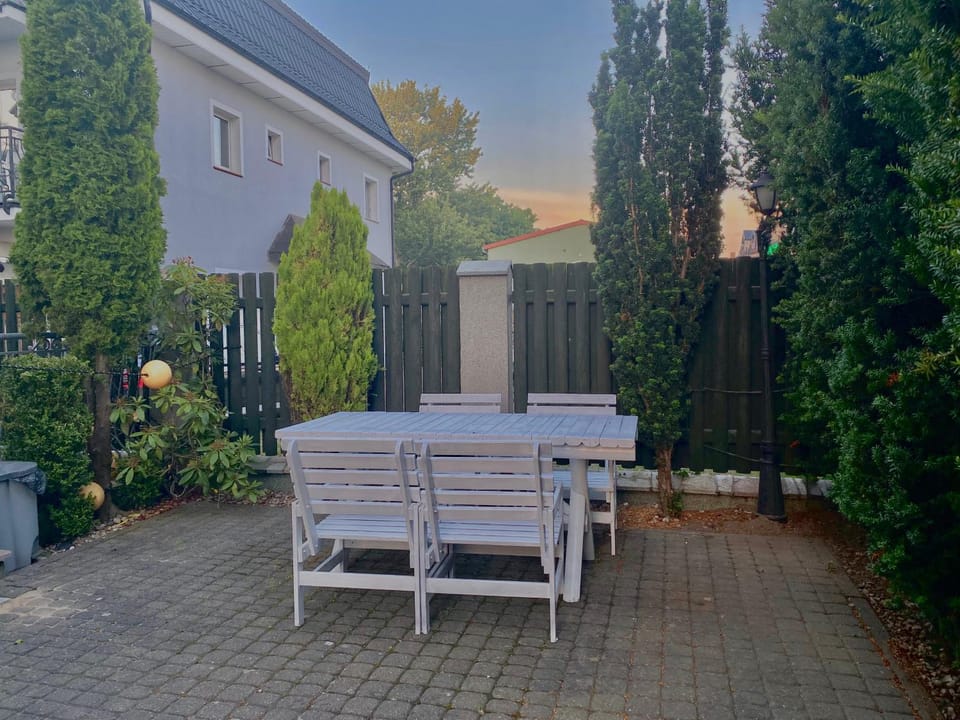 Property building, Patio, Facade/entrance