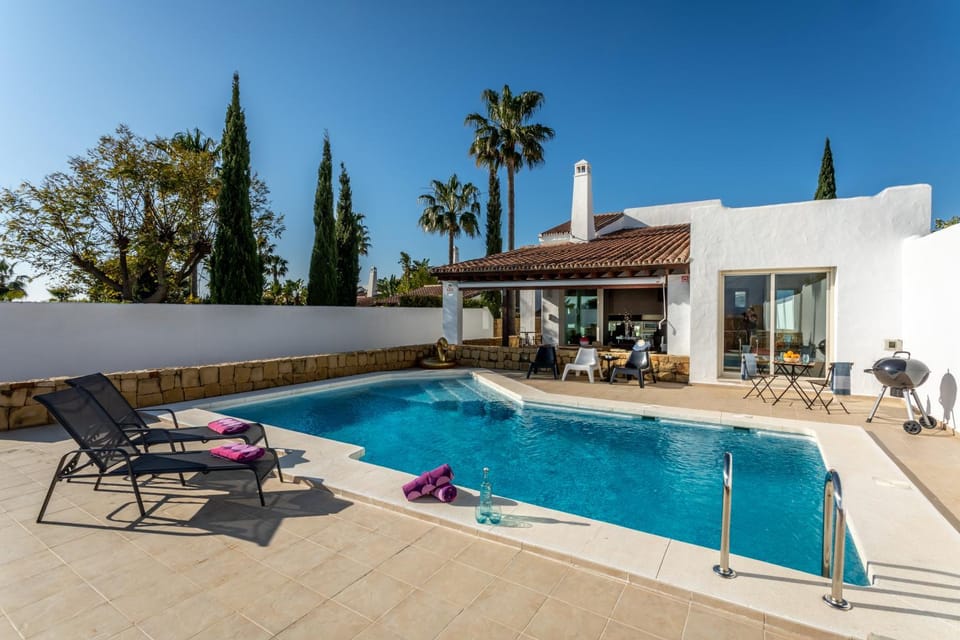 Property building, Day, Pool view, Swimming pool, sunbed