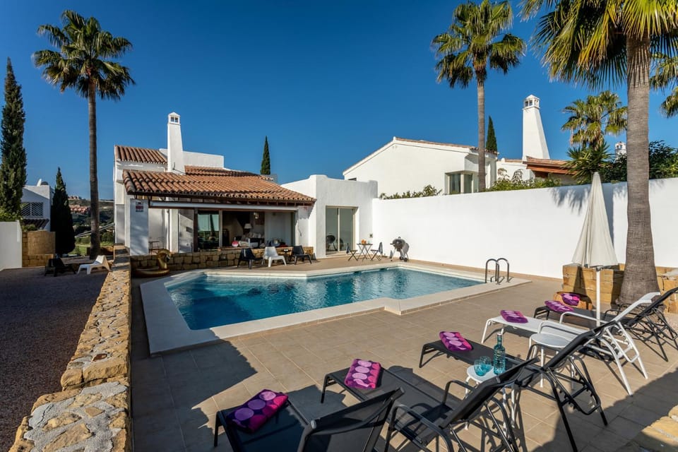 Property building, Day, Pool view, Swimming pool, sunbed