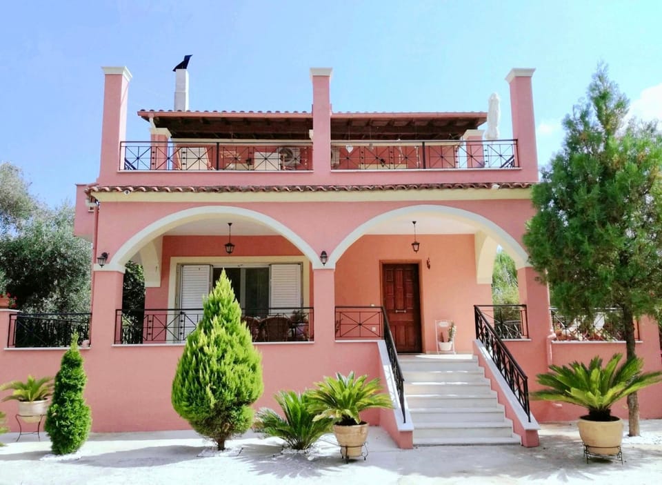 Property building, Facade/entrance, Day, Balcony/Terrace