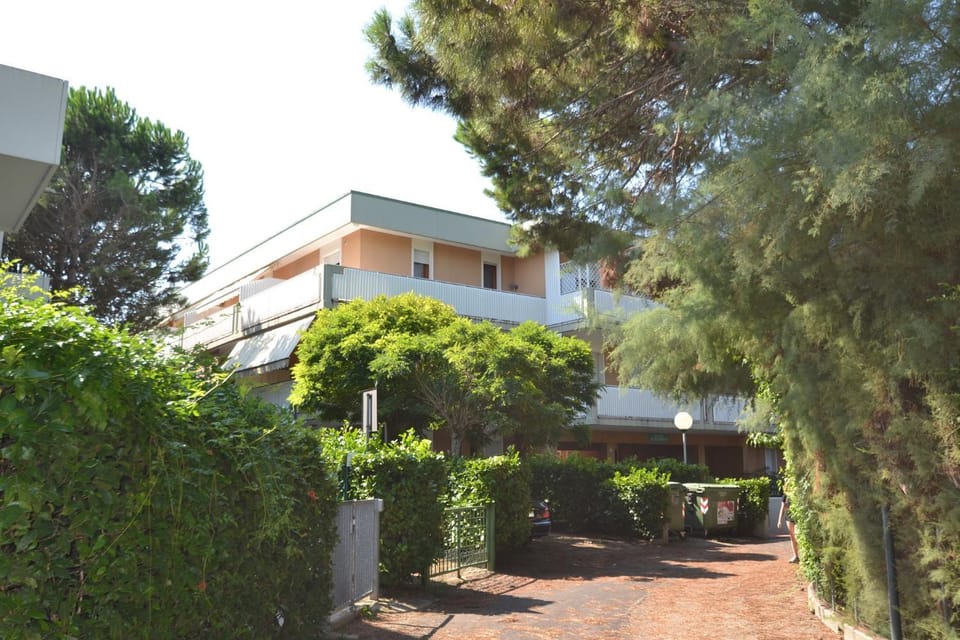 Property building, Facade/entrance, Neighbourhood, Parking