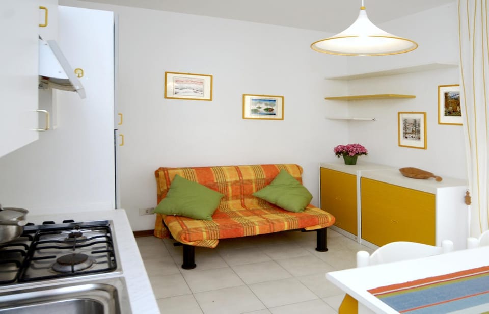 Kitchen or kitchenette, Dining area, stove