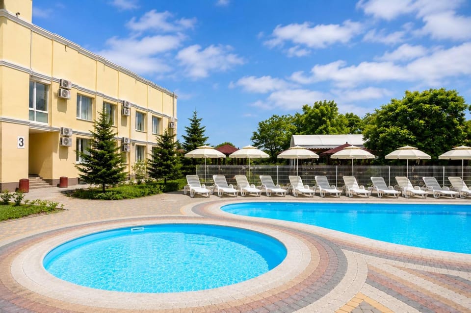 Property building, Day, Garden, Pool view, Swimming pool, sunbed
