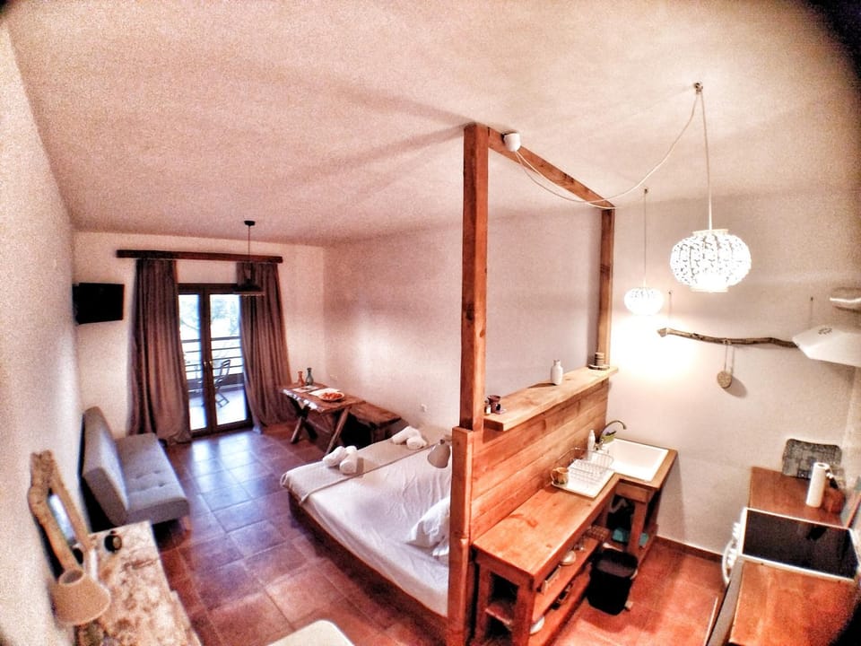 TV and multimedia, Coffee/tea facilities, Balcony/Terrace, Kitchen or kitchenette, Photo of the whole room, Seating area, Dining area