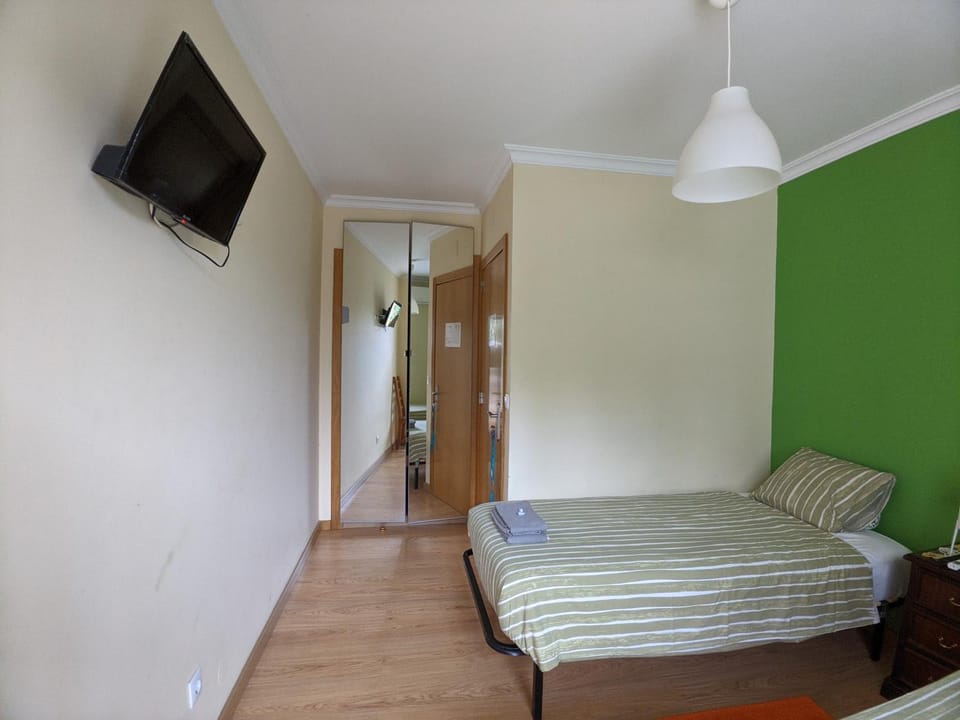Bed, TV and multimedia, Photo of the whole room, Bedroom