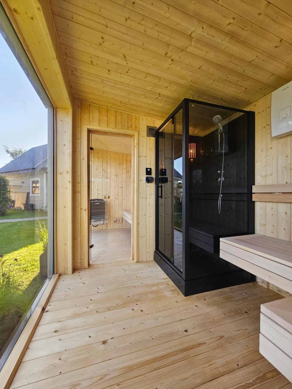 Shower, Sauna, Spa and wellness centre/facilities