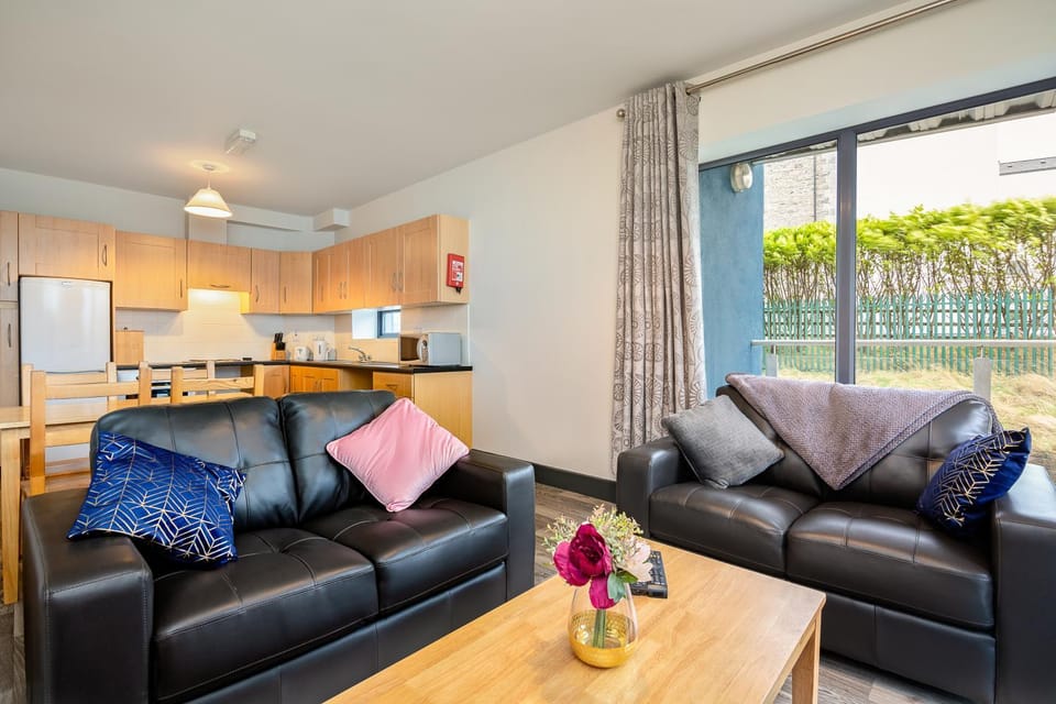Kitchen or kitchenette, Living room, Seating area, Dining area
