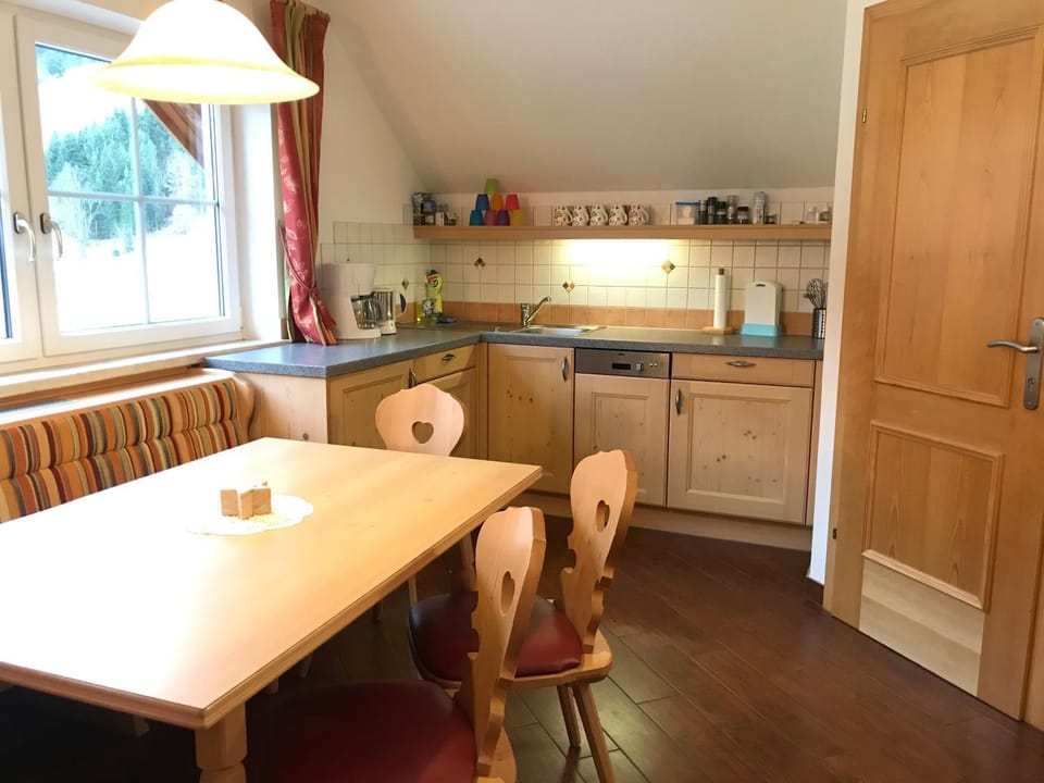 Kitchen or kitchenette, Dining area
