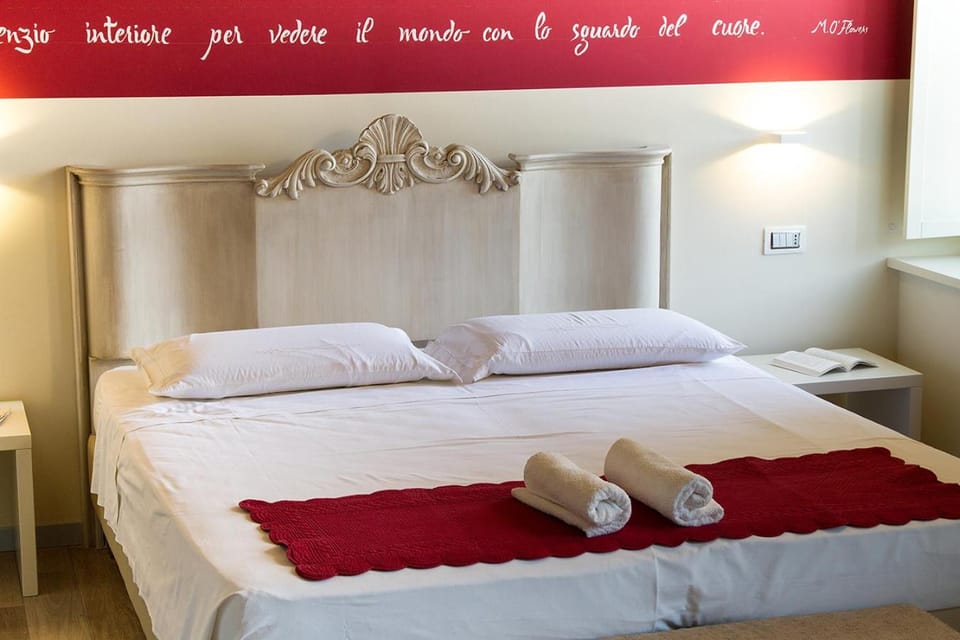 Bed, Photo of the whole room, Decorative detail