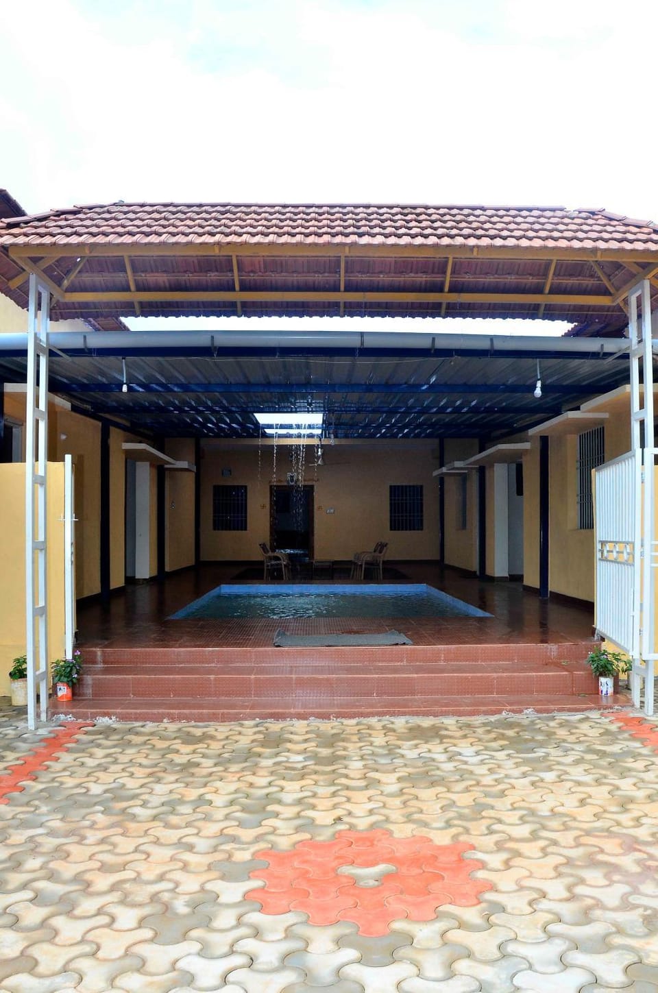 Facade/entrance, Day, Seating area, On site