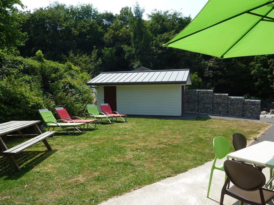 Property building, Patio, Spring, Garden, Garden view, sunbed