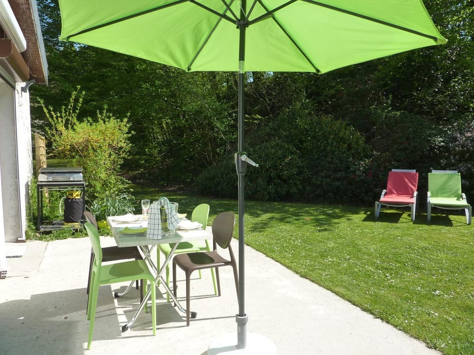 Patio, Natural landscape, Garden, Living room, Dining area, Garden view, sunbed