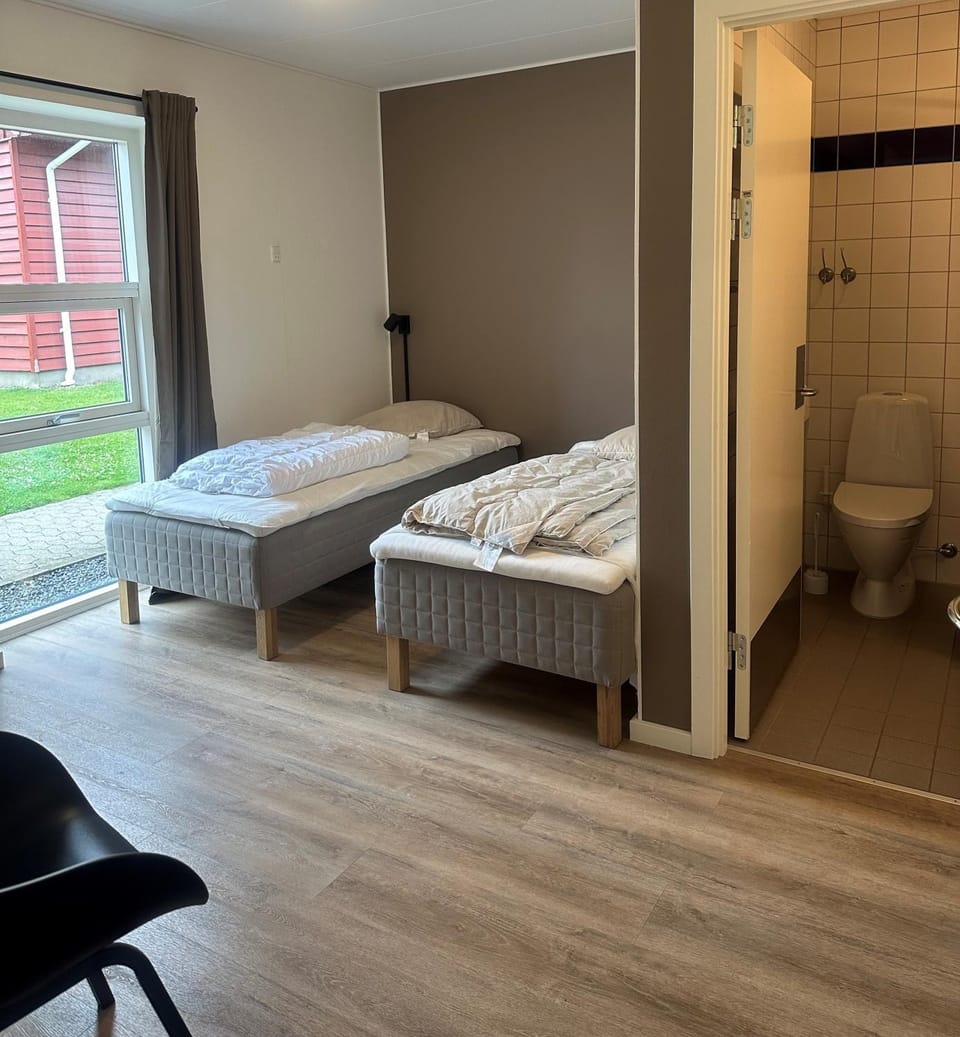 Toilet, Bed, Bathroom, Bedroom, towels