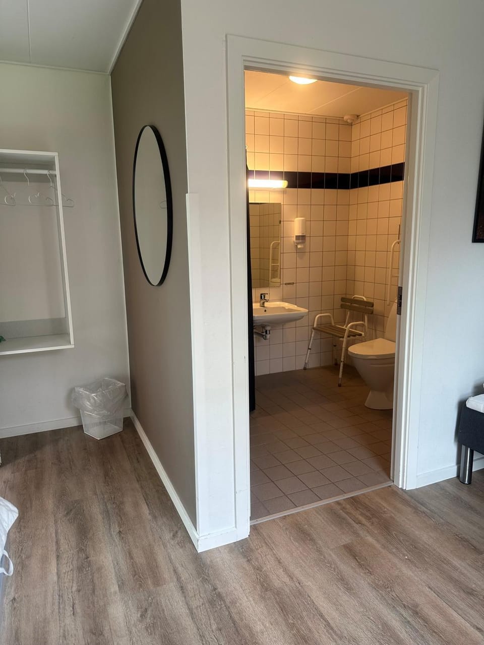 Shower, Toilet, Bed, Bathroom, Bedroom, towels