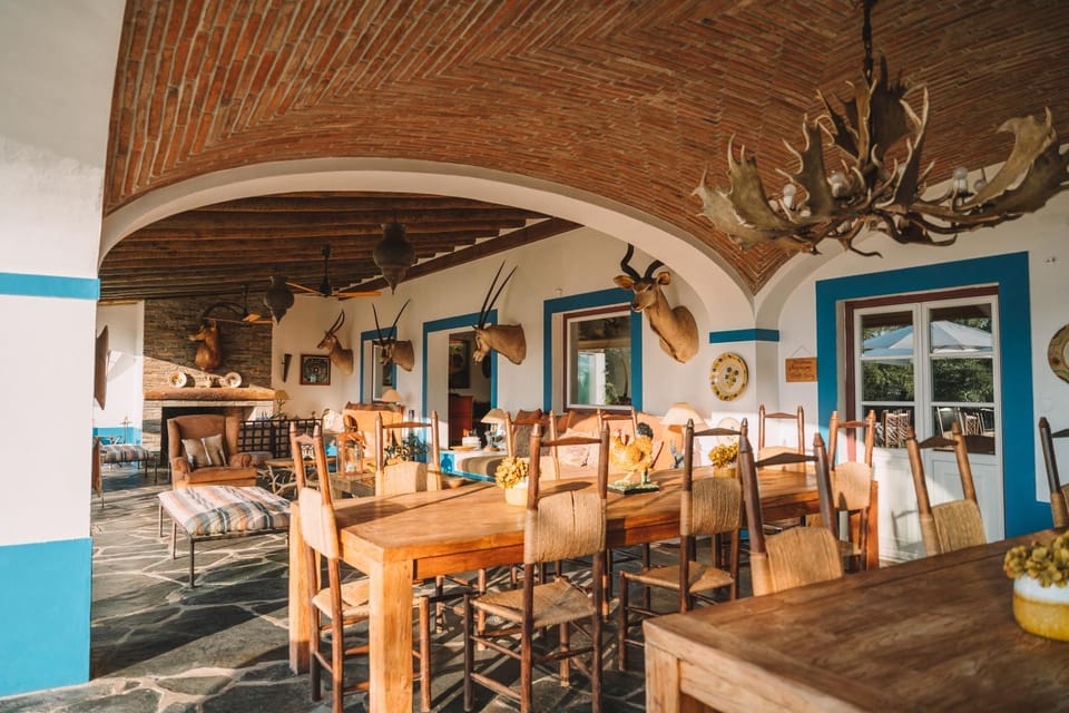 Restaurant/places to eat, Living room, Banquet/Function facilities, Seating area