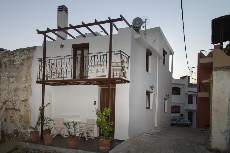 Restaurant/places to eat, Facade/entrance, Neighbourhood, Summer, Balcony/Terrace, Balcony/Terrace, On site, Street view, Supermarket/grocery shop, Sunset