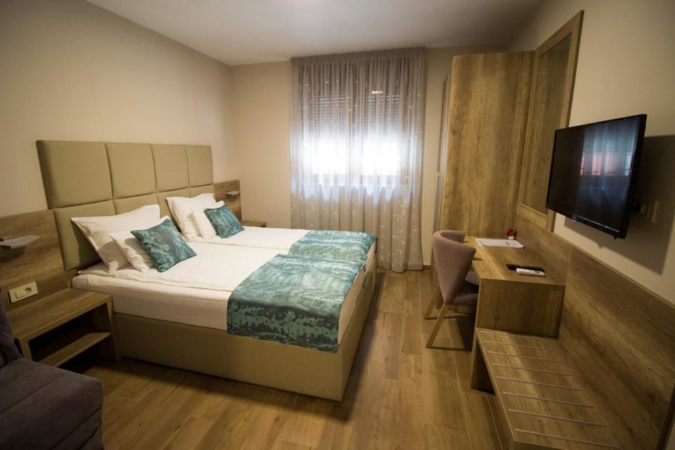 Communal lounge/ TV room, Bed, TV and multimedia, Photo of the whole room, Bedroom