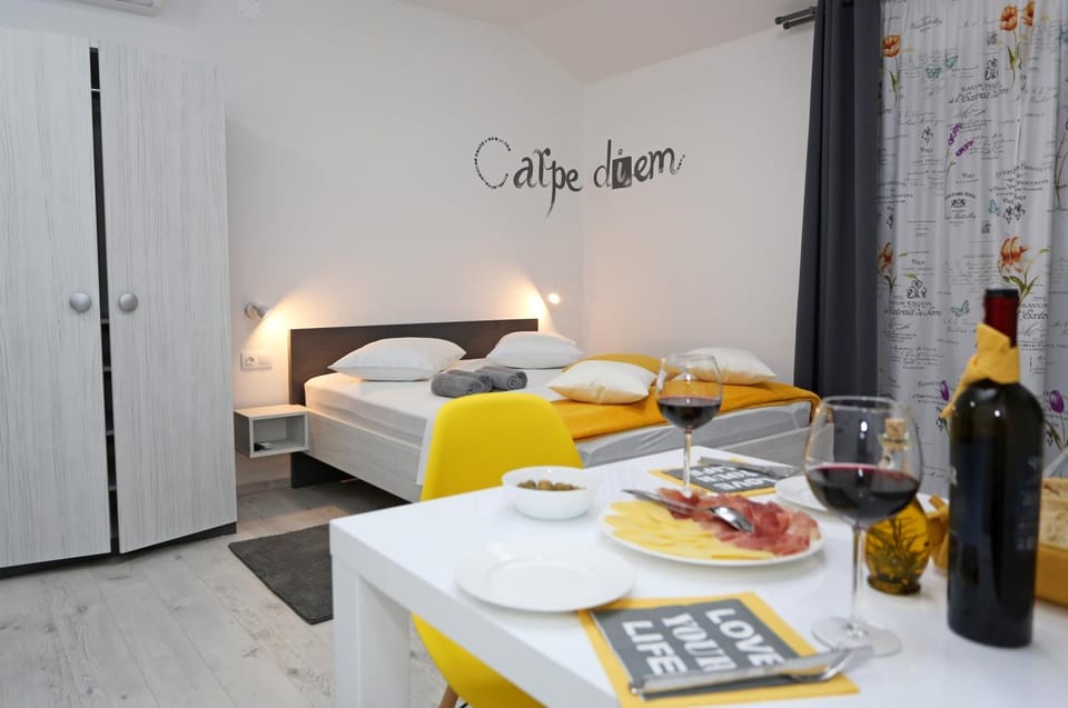 Bed, Food and drinks