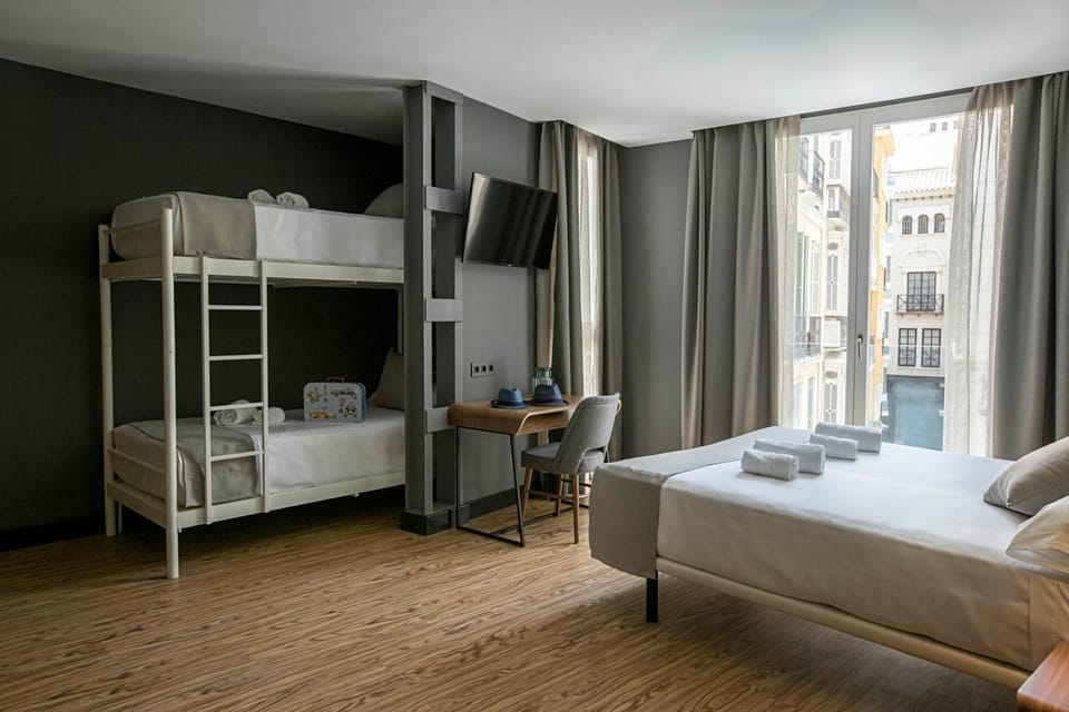 Bed, TV and multimedia, View (from property/room), View (from property/room), Photo of the whole room, Decorative detail, Bedroom, City view, Landmark view, Street view, Street view, bunk bed, Quiet street view