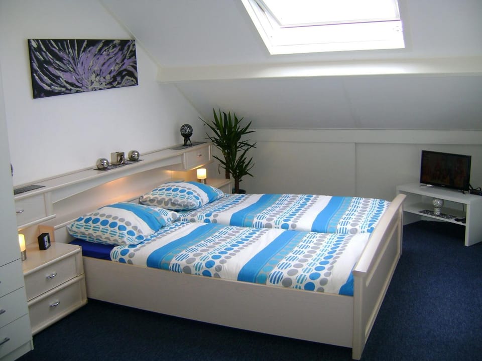 Bed, View (from property/room), Photo of the whole room, Decorative detail, Bedroom