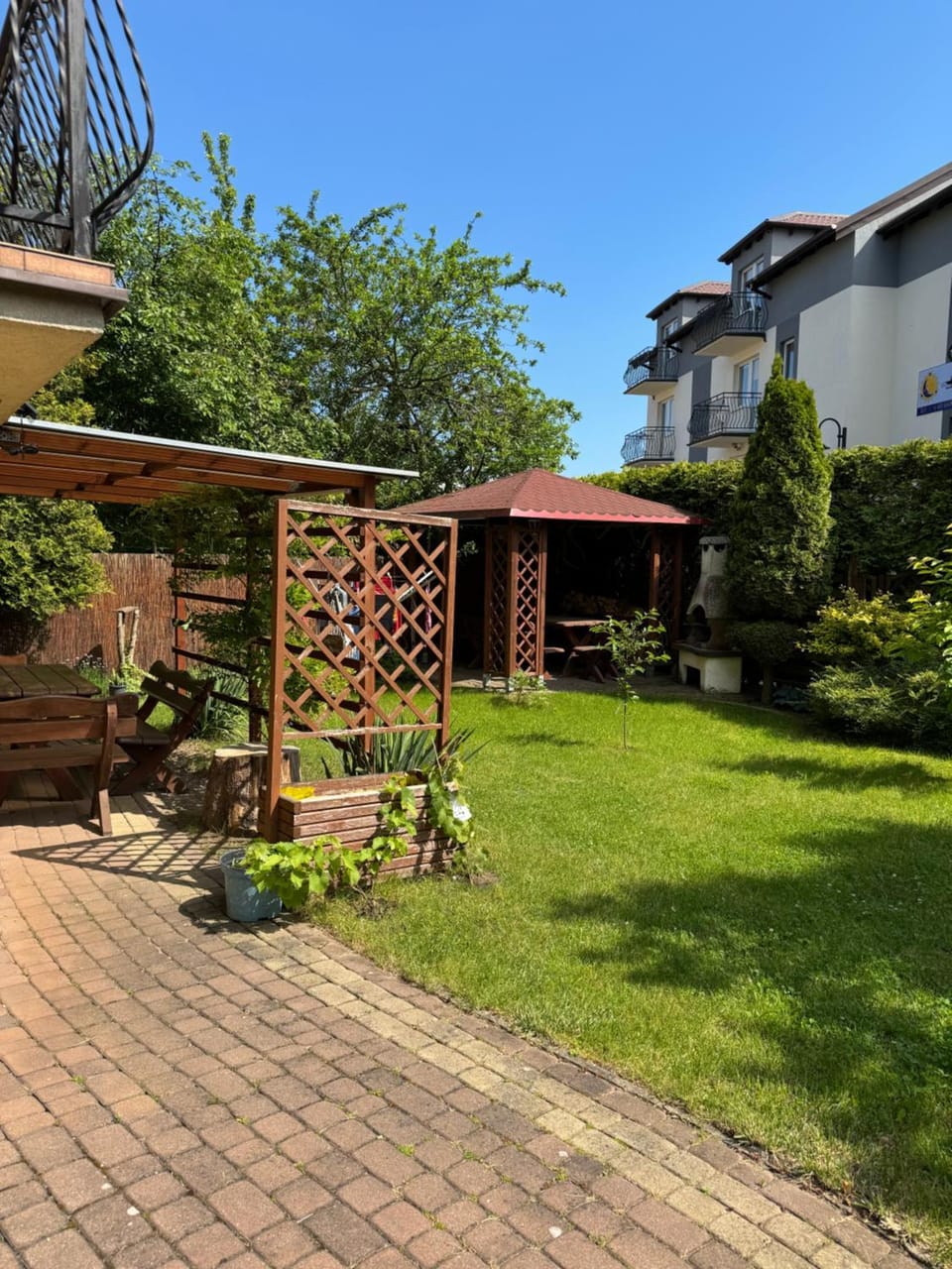 Property building, Spring, Day, BBQ facilities, Garden