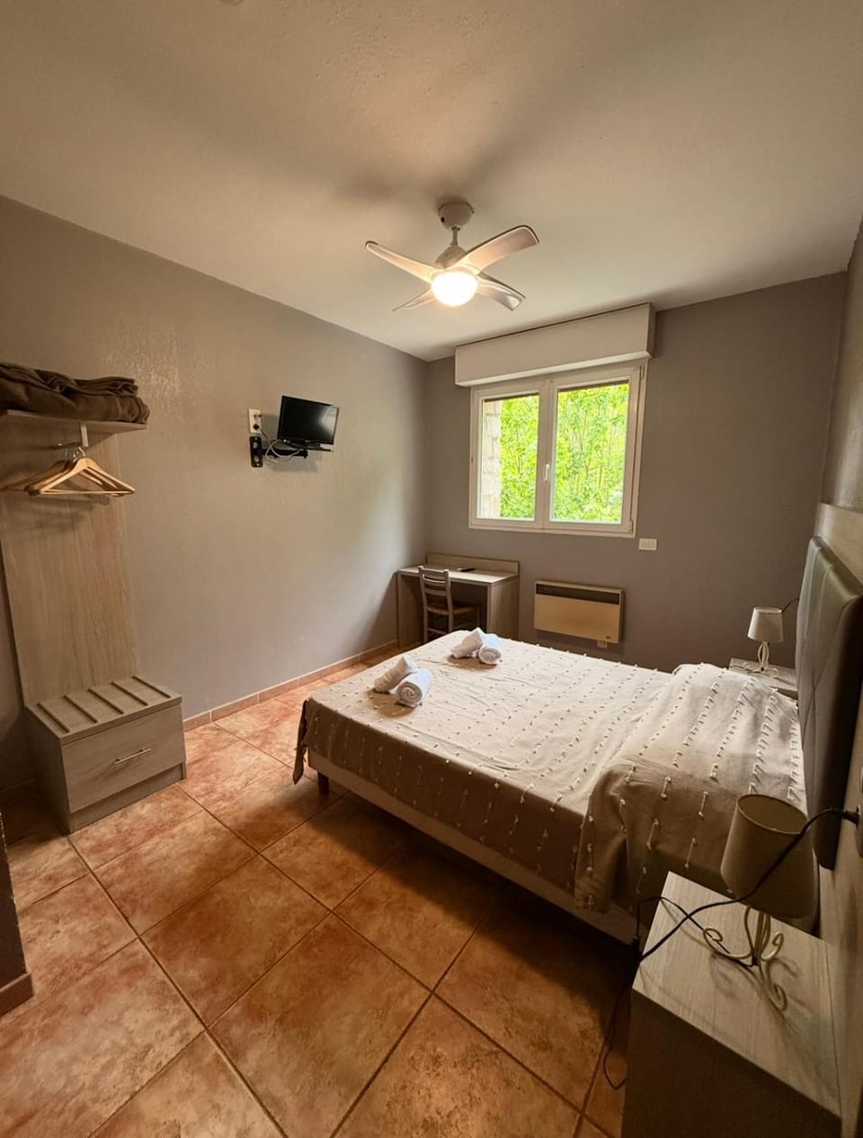 Photo of the whole room, Bedroom