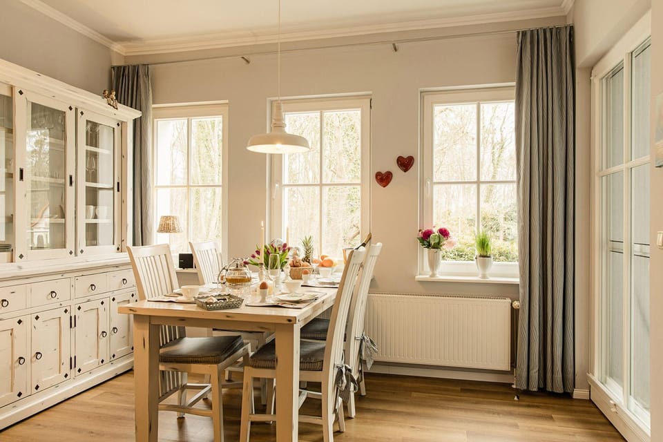 Spring, Day, Dining area, Breakfast